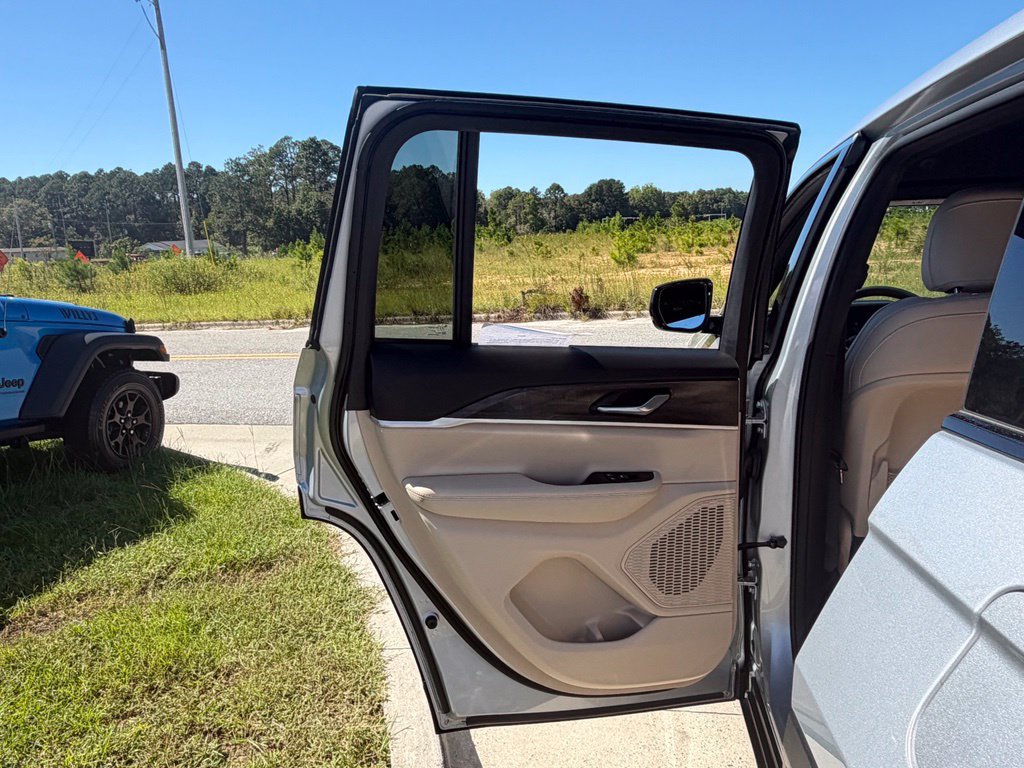 Used 2025 Jeep Grand Cherokee Limited AWD/4WD image 50