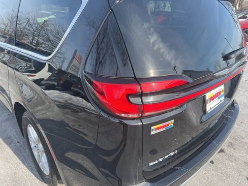 Used 2024 Chrysler Pacifica Touring-L image 32