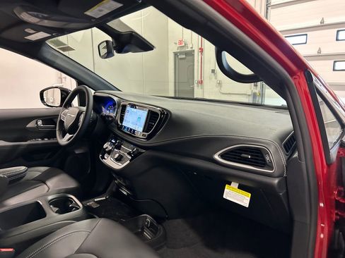 New 2026 Chrysler Pacifica Select image 36