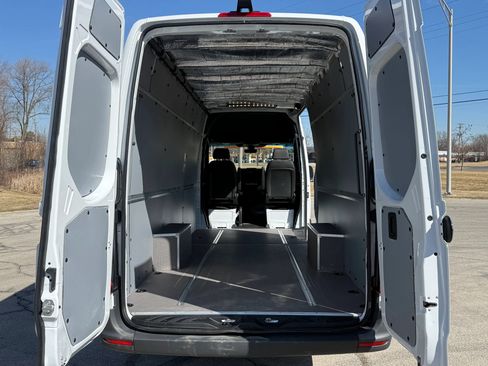 Used 2025 Mercedes-Benz Sprinter 2500 image 8
