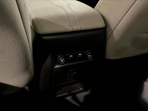 Used 2022 Chevrolet Traverse LS image 11