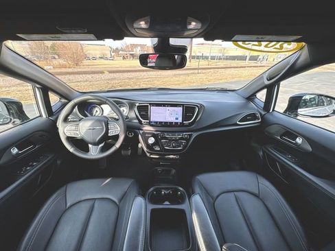 Used 2025 Chrysler Pacifica Select image 19