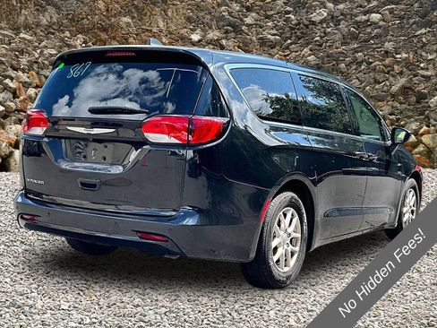Used 2022 Chrysler Voyager LX FWD image 2