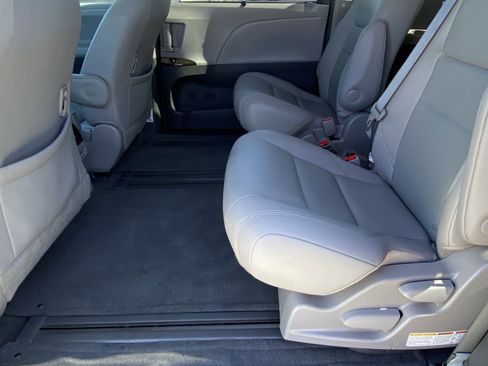 Certified 2017 Toyota Sienna XLE Premium image 25