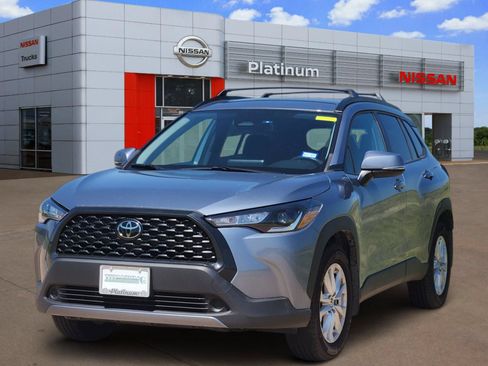 Used 2024 Toyota Corolla Cross LE FWD image 2