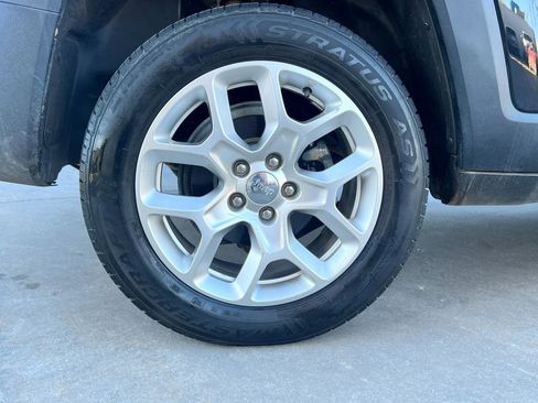 Used 2016 Jeep Renegade Latitude w/ Popular Equipment Group image 32