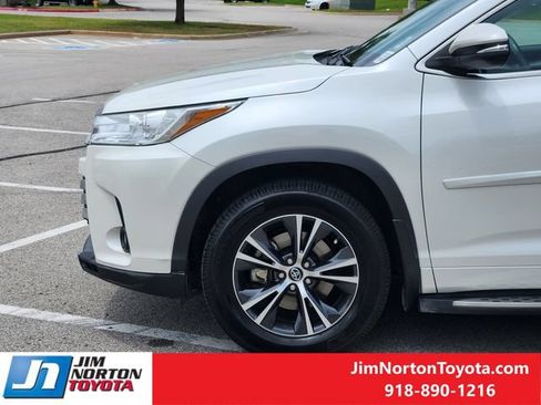 Used 2018 Toyota Highlander Plus FWD image 9