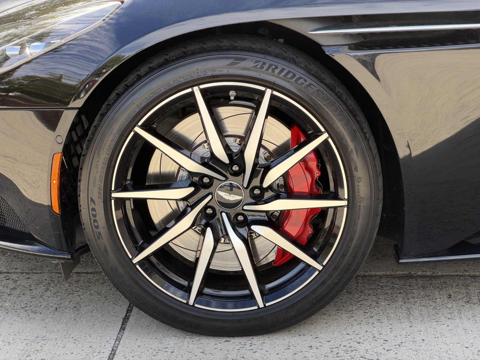 Used 2023 Aston Martin DB11 Coupe RWD image 4
