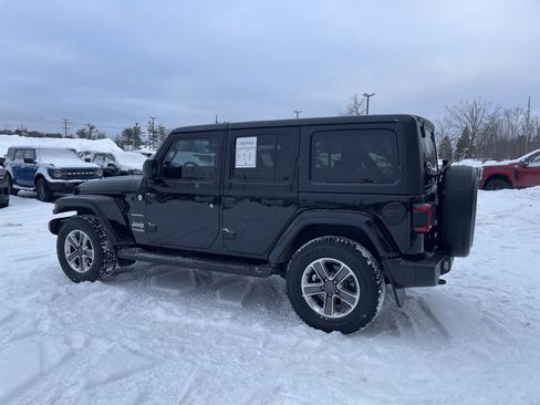 Used 2018 Jeep Wrangler Unlimited Sahara w/ Uconnect 4C Nav & Sound Group image 5
