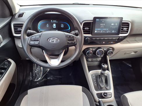 Used 2025 Hyundai Venue SEL image 8