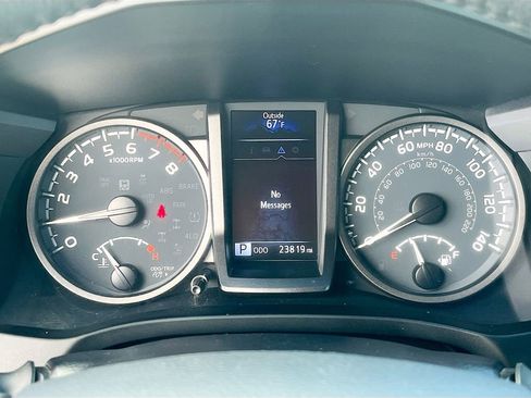 Used 2022 Toyota Tacoma TRD Off-Road w/ Technology Package AWD/4WD image 12