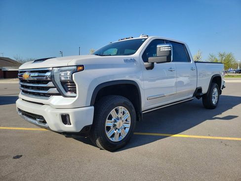 Used 2024 Chevrolet Silverado 2500 High Country w/ High Country Premium Package AWD/4WD image 2