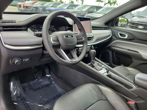 Used 2023 Jeep Compass Latitude w/ Sun and Sound Group AWD/4WD image 9