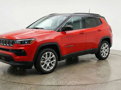 Used 2025 Jeep Compass Limited AWD/4WD image 3