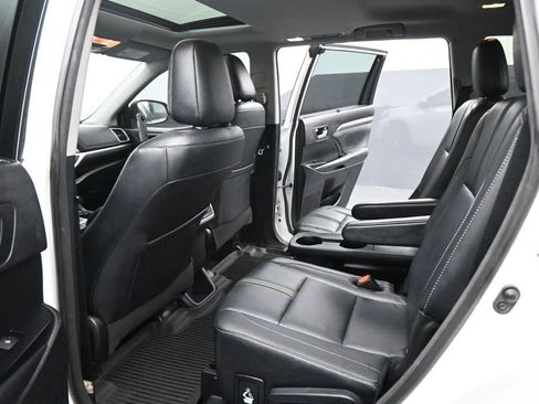 Used 2018 Toyota Highlander SE FWD image 21