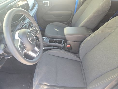 Used 2025 Jeep Wrangler Unlimited Sahara AWD/4WD image 15