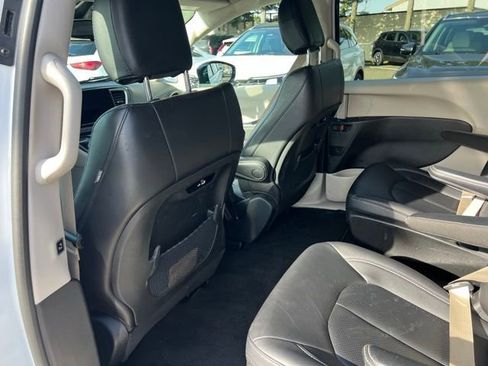Used 2024 Chrysler Pacifica Select image 14