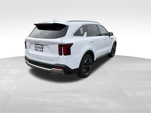 Used 2024 Kia Sorento S image 8