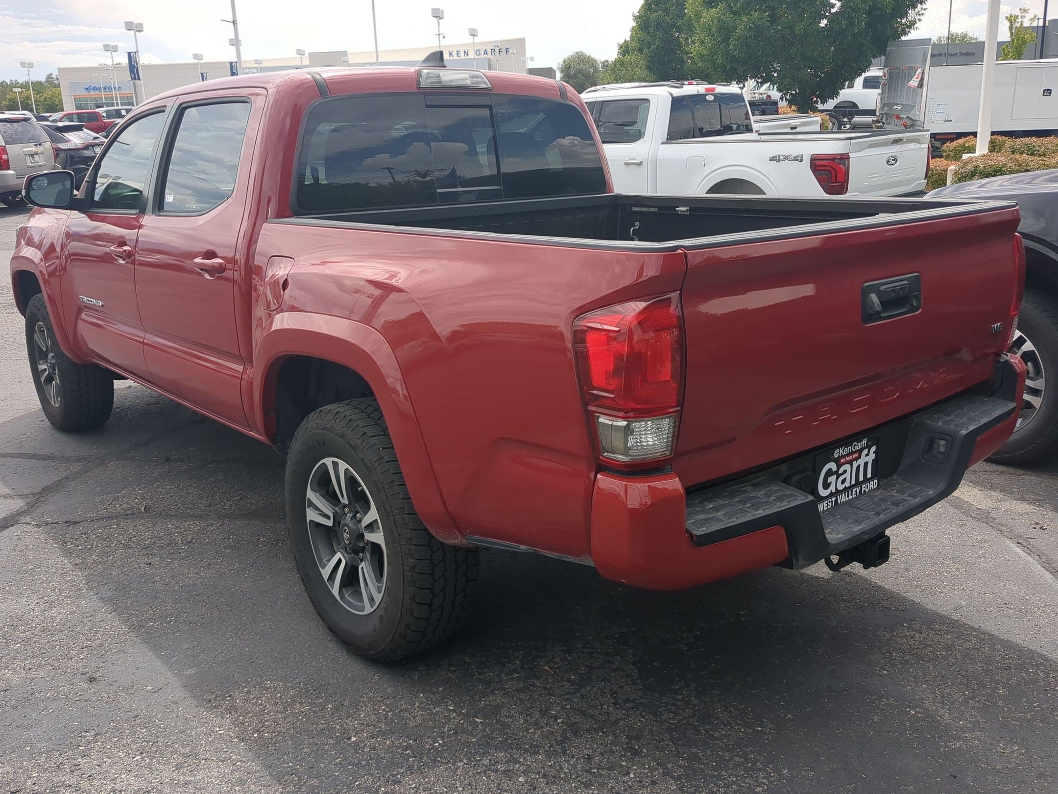 Used 2017 Toyota Tacoma TRD Sport w/ Tow Package (A/T) AWD/4WD image 8