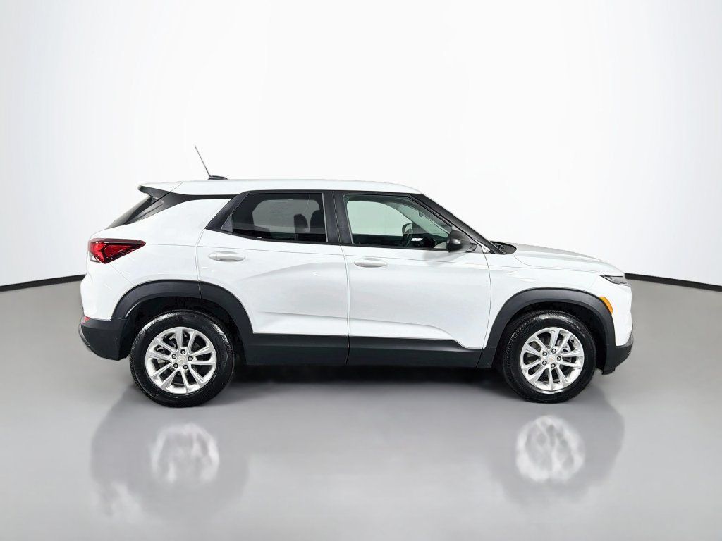 Used 2025 Chevrolet TrailBlazer LS w/ LS Convenience Package FWD image 8