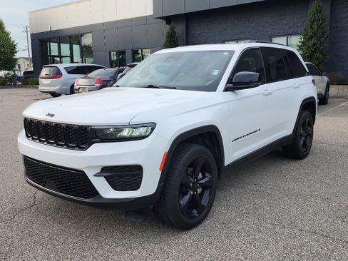 Used 2022 Jeep Grand Cherokee Altitude AWD/4WD image 3