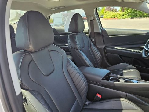 Used 2025 Hyundai Elantra Limited FWD image 12
