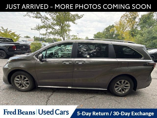 Used 2023 Toyota Sienna XLE w/ XLE Plus Package AWD/4WD image 4