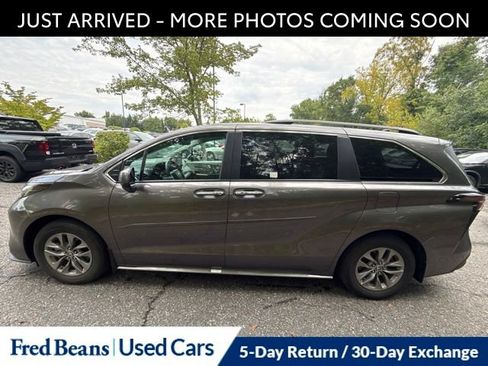 Used 2023 Toyota Sienna XLE w/ XLE Plus Package AWD/4WD image 4