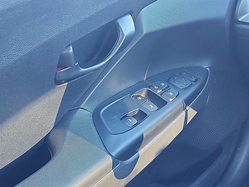 Used 2019 Hyundai Veloster 2.0 image 12