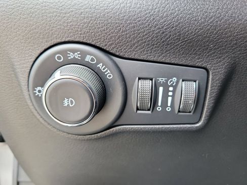 Used 2022 Jeep Compass Latitude FWD image 19