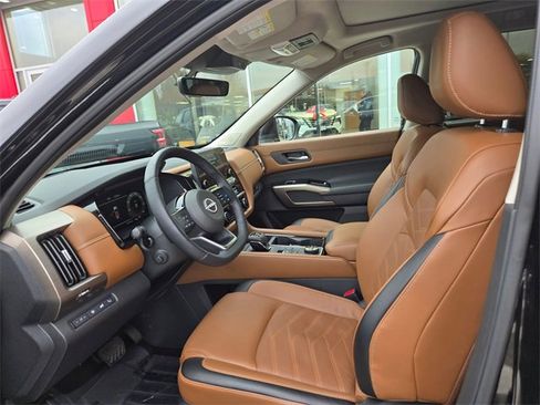 Used 2024 Nissan Pathfinder Platinum image 22