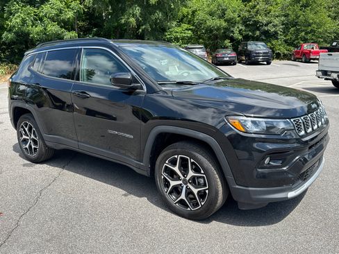 Certified 2025 Jeep Compass Limited AWD/4WD image 3