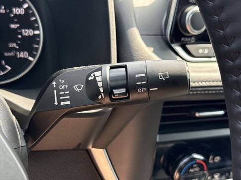 Used 2025 Nissan Rogue SV FWD image 11