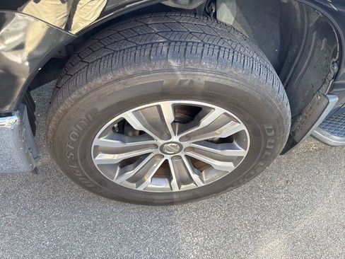 Used 2017 Nissan Titan SL image 3