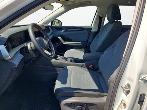 New 2026 Volkswagen Tiguan SE FWD image 9