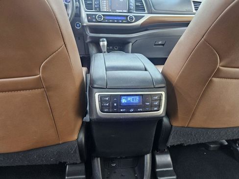 Used 2019 Toyota Highlander Limited Platinum FWD image 29