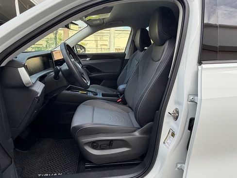 Certified 2025 Volkswagen Tiguan SE AWD/4WD image 12
