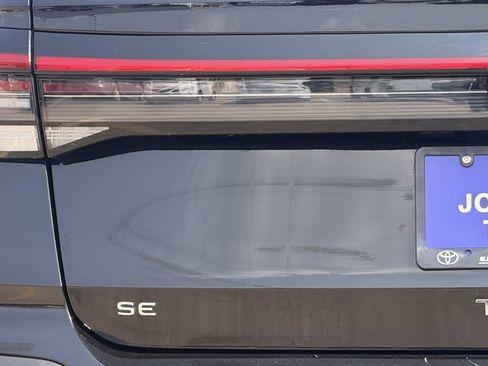 Used 2025 Volkswagen Taos SE FWD image 9