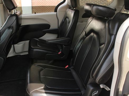 Used 2023 Chrysler Pacifica Touring-L FWD image 19