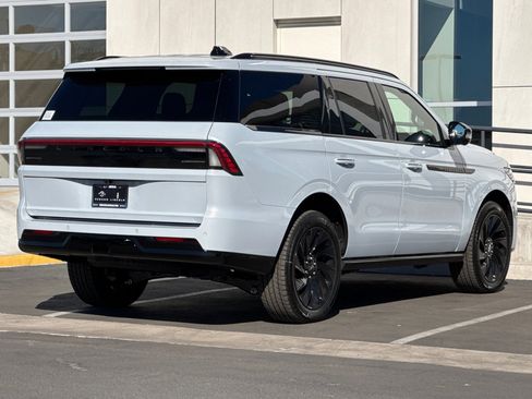 New 2025 Lincoln Navigator Reserve w/ Jet Appearance Package image 3