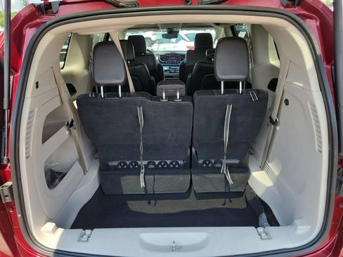Used 2023 Chrysler Pacifica Touring-L FWD image 8