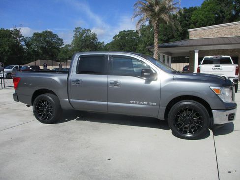 Used 2018 Nissan Titan SV w/ SV Convenience Package RWD image 2