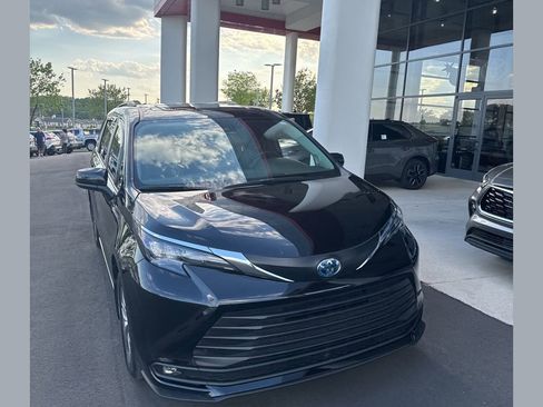 Used 2025 Toyota Sienna XLE w/ XLE Plus Package image 1