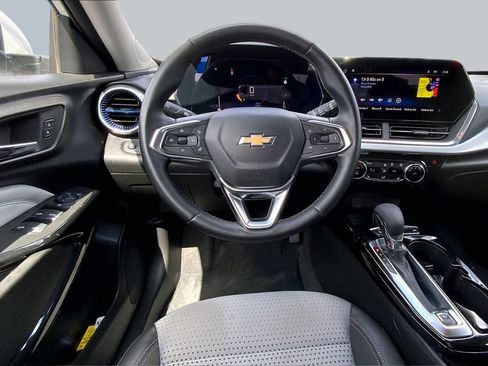 Used 2024 Chevrolet Trax LT w/ LT Convenience Package FWD image 6