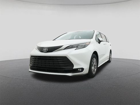New 2026 Toyota Sienna XLE image 32