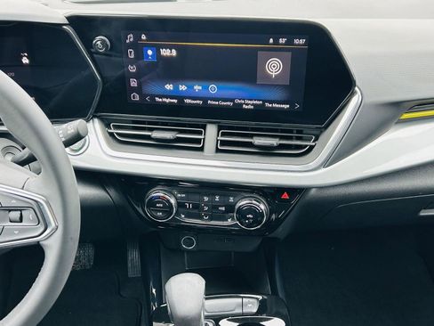 Used 2024 Chevrolet Trax LT w/ Driver Confidence Package image 19