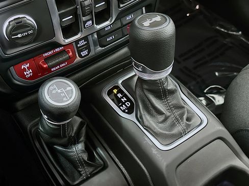 Used 2025 Jeep Wrangler Unlimited Rubicon image 16