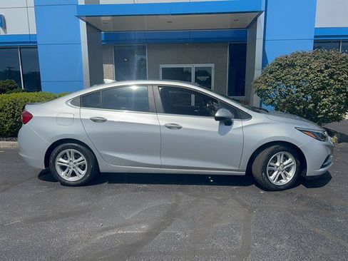 Used 2018 Chevrolet Cruze LT w/ Convenience Package FWD image 8