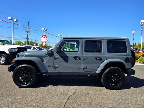 Used 2025 Jeep Wrangler Unlimited Sahara w/ Safety Group AWD/4WD image 8