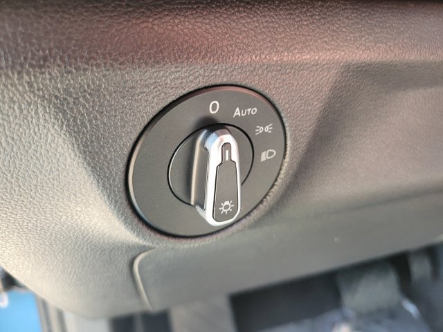 Used 2025 Volkswagen Jetta SE FWD image 19